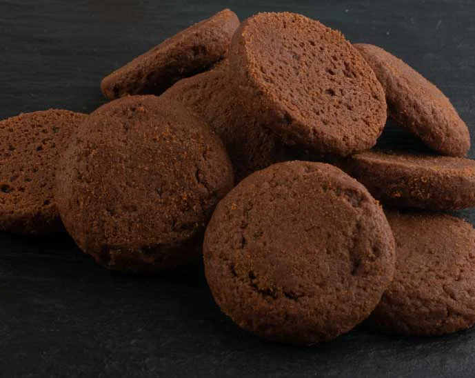 Galletas de chocolate rellenas de cajeta